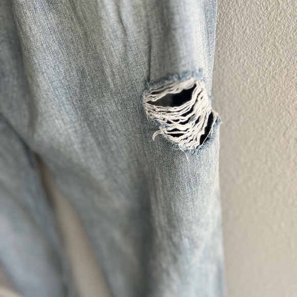 Distressed Light Wash Jeans - Picture 8 of 9